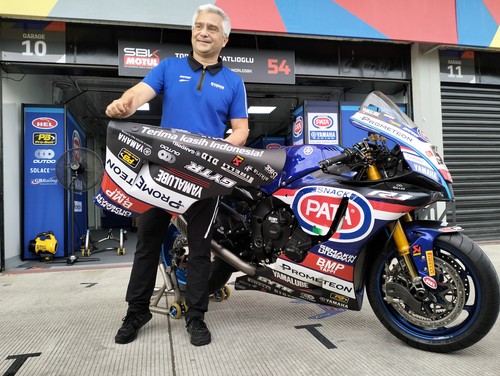 Direktur Balap Yamaha Eropa, Andrea Dosoli memperkenalkan motor baru milik Toprak Razgatlioglu Yamaha YZF-R1 sebelum balapan World Superbike Championship (WSBK) 2023 akhir pekan ini di Sirkuit Mandalika.