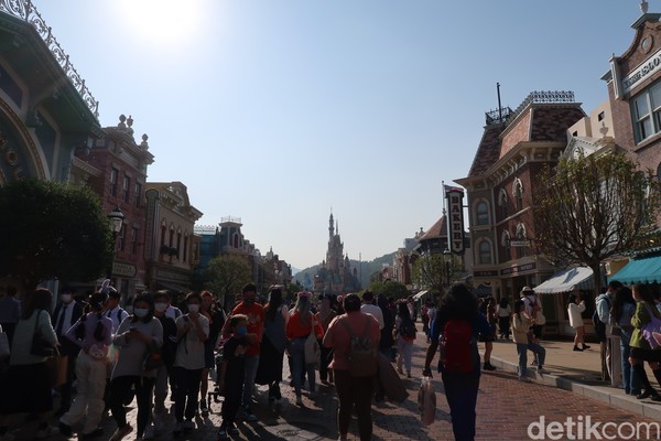 Pasca pandemi ini, Disneyland Hong Kong pun mulai kebanjiran pengunjung. Masih didominasi oleh keluarga, anak-anak berlarian sejak di pintu masuk taman rekreasi ini. (bonauli/detikcom) Pasca pandemi ini, Disneyland Hong Kong pun mulai kebanjiran pengunjung. Masih didominasi oleh keluarga, anak-anak berlarian sejak di pintu masuk taman rekreasi ini. (bonauli/detikcom)