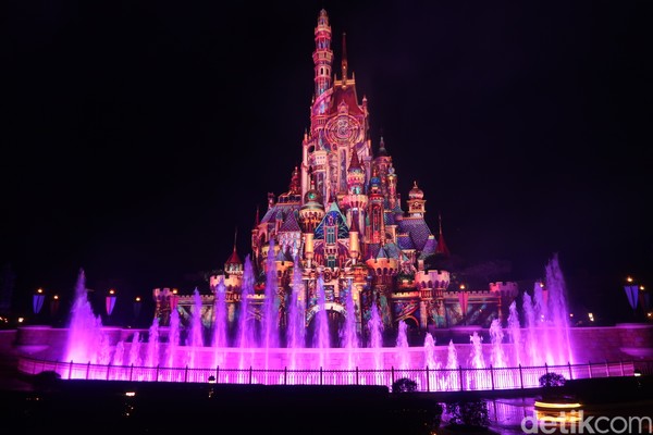 Pertunjukkan Momentous Nighttime Spectacular akan atraksi penutup di Disneyland. (bonauli/detikcom) Pertunjukkan Momentous Nighttime Spectacular akan atraksi penutup di Disneyland. (bonauli/detikcom)
