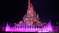 Pertunjukkan Momentous Nighttime Spectacular akan atraksi penutup di Disneyland.  (bonauli/detikcom)