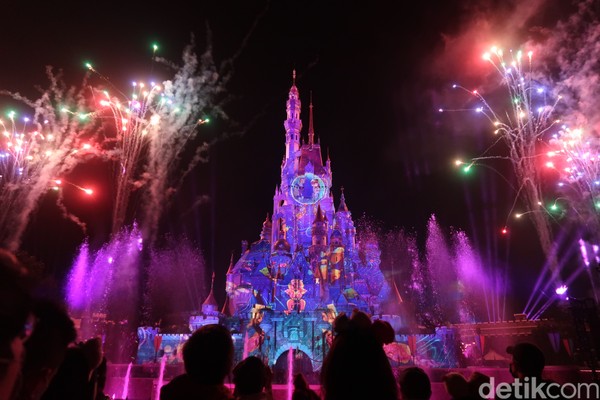 Pertunjukkan ini hanya diisi oleh video mapping, rekaman lagu dan potongan film Disney. Namun semua itu digubah dengan alur yang fantastis. Bahkan ada pesta kembang api untuk menyemarakkan pertunjukkan. (bonauli/detikcom)