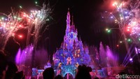 Pertunjukkan ini hanya diisi oleh video mapping, rekaman lagu dan potongan film Disney. Namun semua itu digubah dengan alur yang fantastis. Bahkan ada pesta kembang api untuk menyemarakkan pertunjukkan. (bonauli/detikcom)