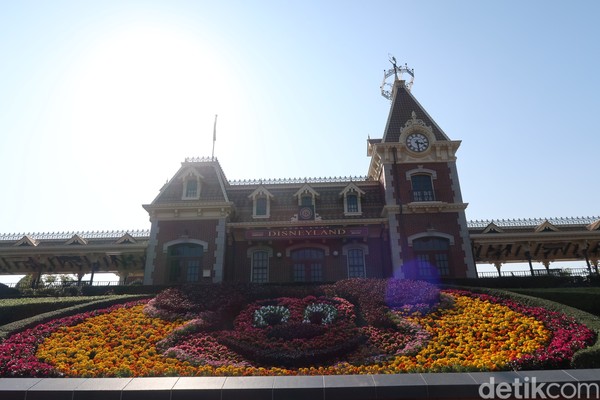 Disneyland Hong Kong terletak di Lantau Island, pulau terbesar Hong Kong. Ini adalah kastil pertama yang akan kamu temukan di depan pintu masuk.(bonauli/detikcom)
