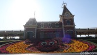 Disneyland Hong Kong terletak di Lantau Island, pulau terbesar Hong Kong. Ini adalah kastil pertama yang akan kamu temukan di depan pintu masuk.(bonauli/detikcom)