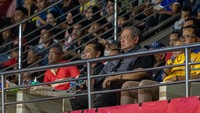 Presiden ke-6 RI Susilo Bambang Yudhoyono sekaligus pembina tim Jakarta Lavani Allo Bank menyaksikan pertandingan timnya melawan Jakarta STIN BIN pada pertandingan Final Four Putra PLN Mobile Proliga 2023 di GOR Jatidiri, Semarang, Jawa Tengah, Jumat (3/3/2023).