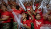Sejumlah suporter memberikan dukungan saat Jakarta Lavani Allo Bank melawan Jakarta STIN BIN pada pertandingan Final Four PLN Mobile Proliga 2023 di GOR Jatidiri, Semarang, Jawa Tengah, Kamis (2/3/2023).