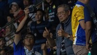 Presiden ke-6 RI Susilo Bambang Yudhoyono sekaligus pembina tim Jakarta Lavani Allo Bank mengacungkan jempol kepada timnya seusai mengalahkan Jakarta STIN BIN pada pertandingan Final Four Putra PLN Mobile Proliga 2023 di GOR Jatidiri, Semarang, Jawa Tengah, Jumat (3/3/2023).