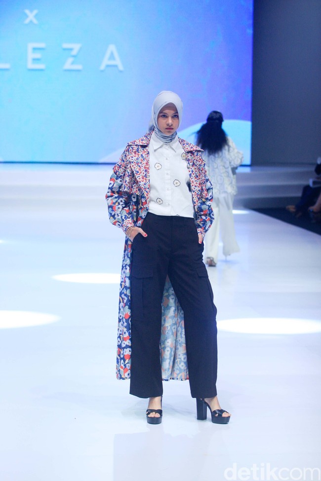 Fashion show koleksi Aleza x Ayla Dimitri menghadirkan berbagai busana motif di Indonesia Fashion Week 2023. Foto: Mohammad Abduh/Detikcom.