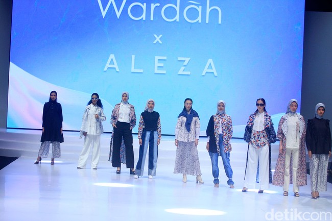 Fashion show koleksi Aleza x Ayla Dimitri menghadirkan berbagai busana motif di Indonesia Fashion Week 2023. Foto: Mohammad Abduh/Detikcom.
