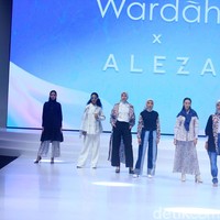 Fashion show koleksi Aleza x Ayla Dimitri menghadirkan berbagai busana motif di Indonesia Fashion Week 2023. Foto: Mohammad Abduh/Detikcom.