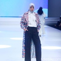 Fashion show koleksi Aleza x Ayla Dimitri menghadirkan berbagai busana motif di Indonesia Fashion Week 2023. Foto: Mohammad Abduh/Detikcom.