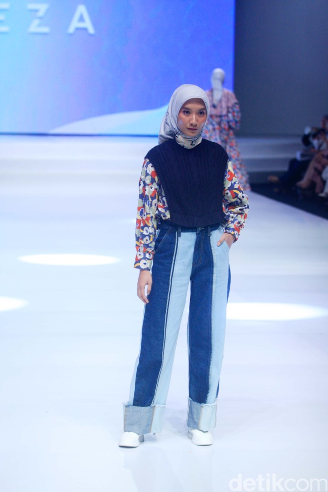 Fashion show koleksi Aleza x Ayla Dimitri menghadirkan berbagai busana motif di Indonesia Fashion Week 2023. Foto: Mohammad Abduh/Detikcom.