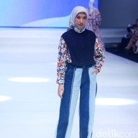 Fashion show koleksi Aleza x Ayla Dimitri menghadirkan berbagai busana motif di Indonesia Fashion Week 2023. Foto: Mohammad Abduh/Detikcom.