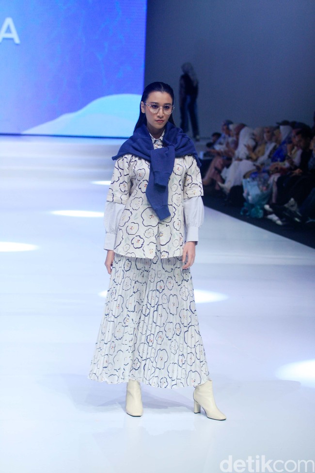 Fashion show koleksi Aleza x Ayla Dimitri menghadirkan berbagai busana motif di Indonesia Fashion Week 2023. Foto: Mohammad Abduh/Detikcom.