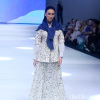 Fashion show koleksi Aleza x Ayla Dimitri menghadirkan berbagai busana motif di Indonesia Fashion Week 2023. Foto: Mohammad Abduh/Detikcom.