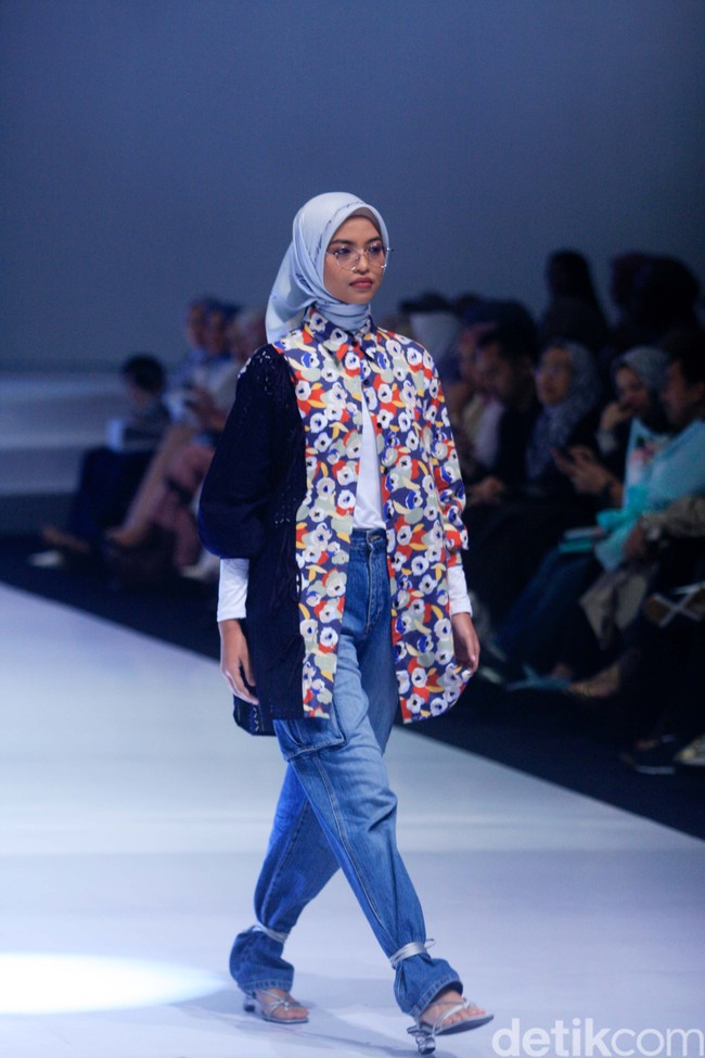 Fashion show koleksi Aleza x Ayla Dimitri menghadirkan berbagai busana motif di Indonesia Fashion Week 2023. Foto: Mohammad Abduh/Detikcom.