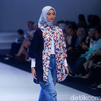 Fashion show koleksi Aleza x Ayla Dimitri menghadirkan berbagai busana motif di Indonesia Fashion Week 2023. Foto: Mohammad Abduh/Detikcom.
