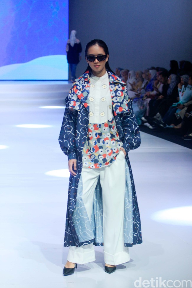 Fashion show koleksi Aleza x Ayla Dimitri menghadirkan berbagai busana motif di Indonesia Fashion Week 2023. Foto: Mohammad Abduh/Detikcom.