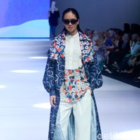 Fashion show koleksi Aleza x Ayla Dimitri menghadirkan berbagai busana motif di Indonesia Fashion Week 2023. Foto: Mohammad Abduh/Detikcom.