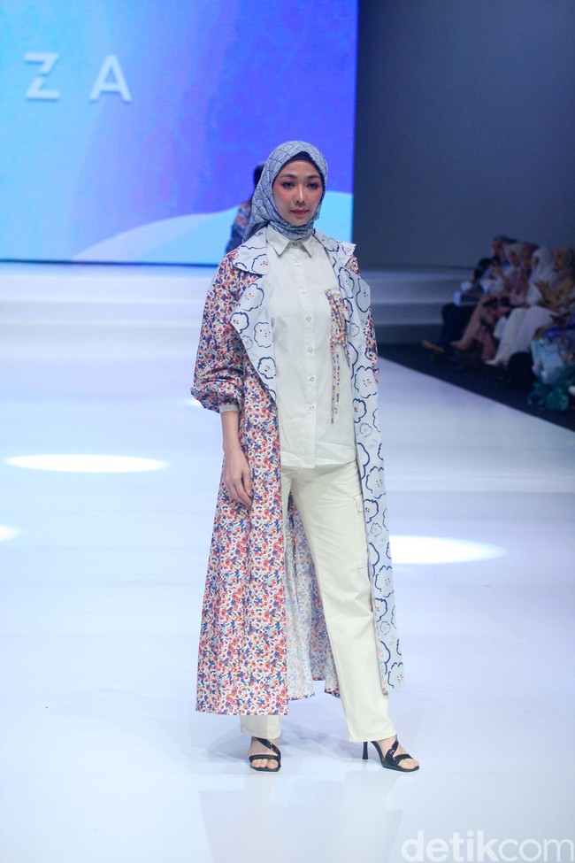 Fashion show koleksi Aleza x Ayla Dimitri menghadirkan berbagai busana motif di Indonesia Fashion Week 2023. Foto: Mohammad Abduh/Detikcom.