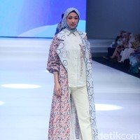 Fashion show koleksi Aleza x Ayla Dimitri menghadirkan berbagai busana motif di Indonesia Fashion Week 2023. Foto: Mohammad Abduh/Detikcom.