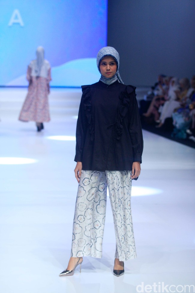 Fashion show koleksi Aleza x Ayla Dimitri menghadirkan berbagai busana motif di Indonesia Fashion Week 2023. Foto: Mohammad Abduh/Detikcom.