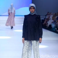 Fashion show koleksi Aleza x Ayla Dimitri menghadirkan berbagai busana motif di Indonesia Fashion Week 2023. Foto: Mohammad Abduh/Detikcom.