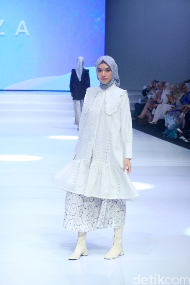 Fashion show koleksi Aleza x Ayla Dimitri menghadirkan berbagai busana motif di Indonesia Fashion Week 2023. Foto: Mohammad Abduh/Detikcom.