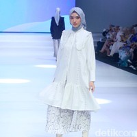 Fashion show koleksi Aleza x Ayla Dimitri menghadirkan berbagai busana motif di Indonesia Fashion Week 2023. Foto: Mohammad Abduh/Detikcom.