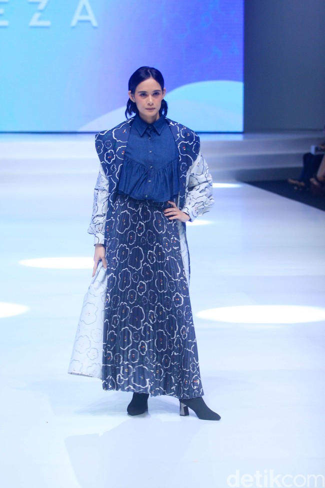 Fashion show koleksi Aleza x Ayla Dimitri menghadirkan berbagai busana motif di Indonesia Fashion Week 2023. Foto: Mohammad Abduh/Detikcom.