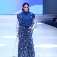 Fashion show koleksi Aleza x Ayla Dimitri menghadirkan berbagai busana motif di Indonesia Fashion Week 2023. Foto: Mohammad Abduh/Detikcom.