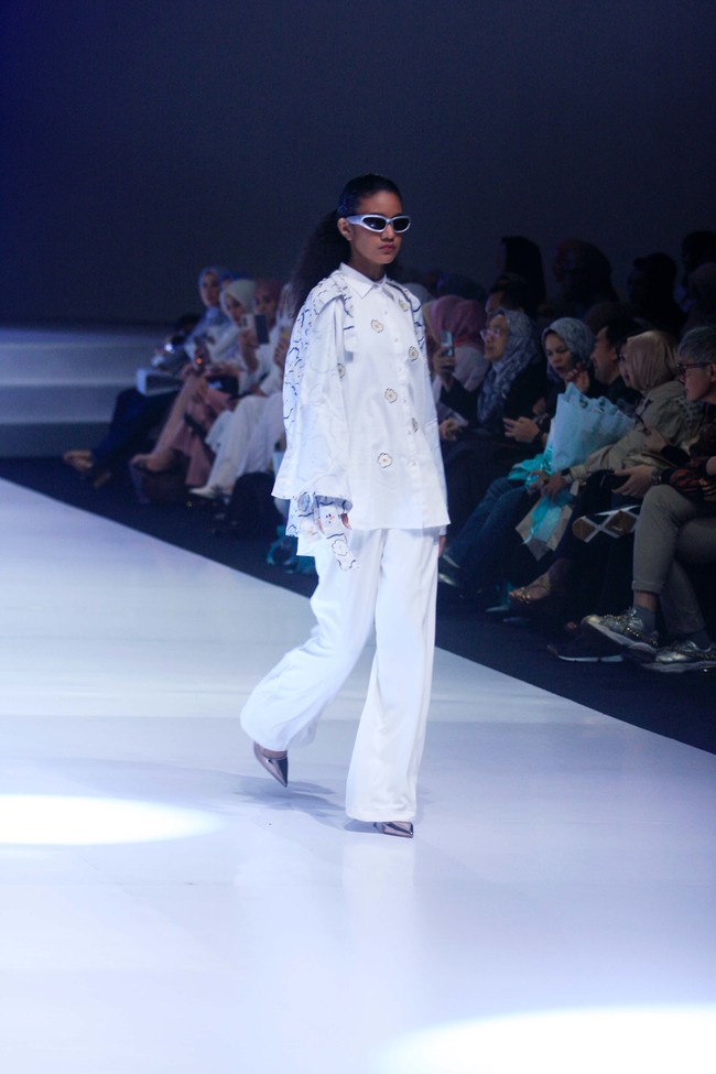 Fashion show koleksi Aleza x Ayla Dimitri menghadirkan berbagai busana motif di Indonesia Fashion Week 2023. Foto: Mohammad Abduh/Detikcom.