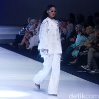 Fashion show koleksi Aleza x Ayla Dimitri menghadirkan berbagai busana motif di Indonesia Fashion Week 2023. Foto: Mohammad Abduh/Detikcom.