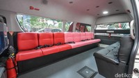 Penampakan kursi penumpang Wira Wiri Suroboyo yang berwarna merah dan pink dilengkapi dengan sabuk keselamatan. Pemkot Surabaya ingin membuat nyaman warga agar betah naik transportasi publik. Foto: Esti Widiyana/detikJatim