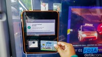 Praktis, nggak perlu ribet. Penumpang Wira Wiri Suroboyo cukup tap-in smart card di layar monitor bagian pojok sebagai alat pembayaran. Foto: Esti Widiyana/detikJatim