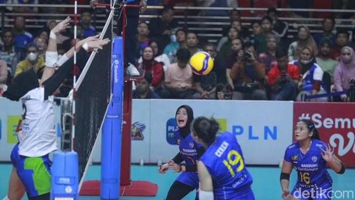 Tim Bandung Bank bjb Tandamata (biru) berhasil membayar kekalahan atas tim Pertamina Fastron di babal reguler usai menang 3-0 di putaran satu final four Proliga 2023. Doc Proliga