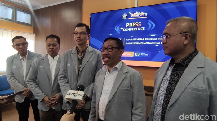 Foto dari kiri ke kanan: Ketua Dewan Pakar IAPA, Sangkala; Dekan FISIP Undip, Hardi Warsono; Deputi Bidang Reformasi Birokrasi, Akuntabilitas Aparatur dan Pengawasan KemenPAN RB, Erwan Agus Purwanto; Ketua IAPA Agus Pramusinto, Sekretaris Eksekutif KPRBN Eko Prasojo di Undip Semarang, Jumat (3/3/2023).