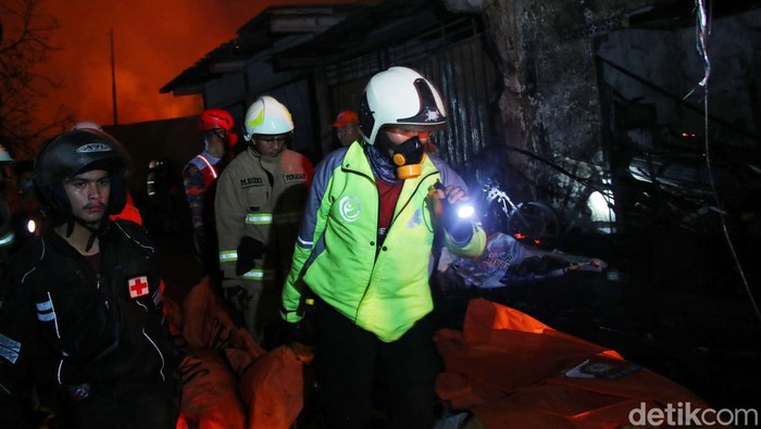 Depo Pertamina di Plumpang, Koja, Jakarta Utara, kebakaran. Insiden yang terjadi pada pukul 20.11 WIB ini menewaskan 14 orang.