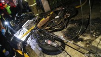 Terlihat satu unit sepeda motor hangus terbakar.