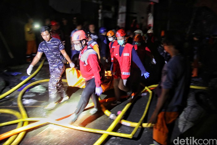 Depo Pertamina di Plumpang, Koja, Jakarta Utara, kebakaran. Insiden yang terjadi pada pukul 20.11 WIB ini menewaskan 14 orang.
