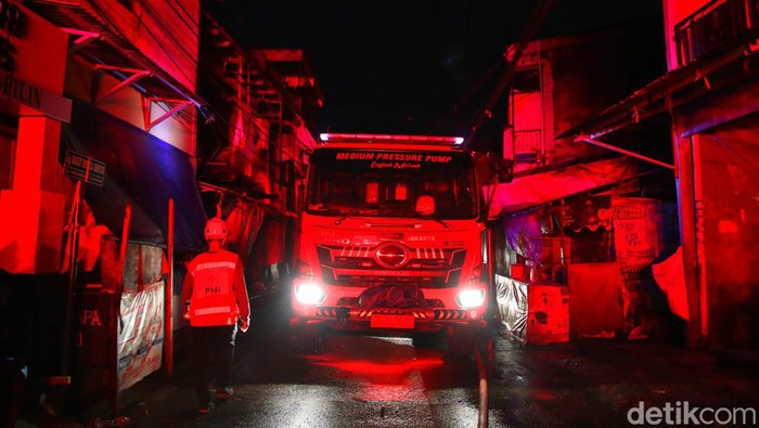 Depo Pertamina di Plumpang, Koja, Jakarta Utara, kebakaran. Insiden yang terjadi pada pukul 20.11 WIB ini menewaskan 14 orang.
