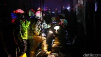 Laporan kebakaran diterima petugas pemadam kebakaran pukul 20.11 WIB tadi. Lokasi persisnya ada di Jl Tanah Merah Bawah, RT 012/RW09, Kelurahan Rawa Badak Selatan, Kecamatan Koja.