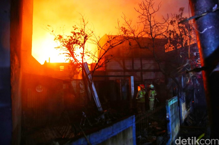 Depo Pertamina di Plumpang, Koja, Jakarta Utara, kebakaran. Insiden yang terjadi pada pukul 20.11 WIB ini menewaskan 14 orang.
