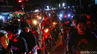 Bahkan kondisi jalan disekitar lokasi terlihat padat hingga mengalami kemacetan.