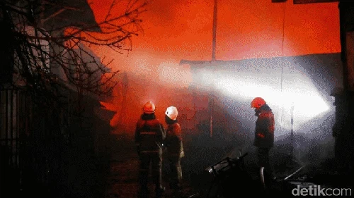 Depo Pertamina di Plumpang, Koja, Jakarta Utara, kebakaran. Insiden yang terjadi pada pukul 20.11 WIB ini menewaskan 14 orang.