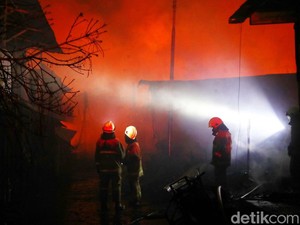 Lalin Sekitar Lokasi Kebakaran Depo Pertamina Plumpang Macet Malam Ini
