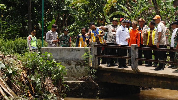 Ganjar menyampaikan sepanjang 42 kilometer aliran Sungai Dawe banyak terdapat titik-titik rawan tanggul jebol dan berpotensi membanjiri pemukiman warga.