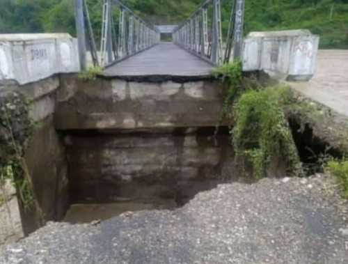 Gelagar Jembatan Termanu di Desa Manubelon, Kecamatan Amfoang Barat Daya, Kabupaten Kupang, NTT, jebol akibat banjir, Kamis (2/3/2023). (Foto: Istimewa)
