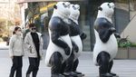 Gemes Banget! Ada Patung Panda Mejeng di Mal China