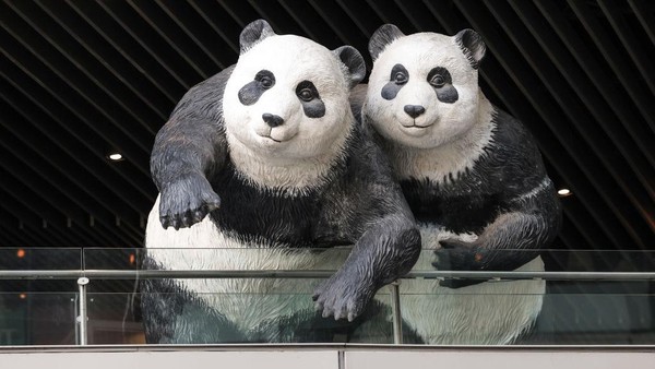 Selain menarik perhatian pengunjung, patung panda tersebut tampak begitu menggemaskan.